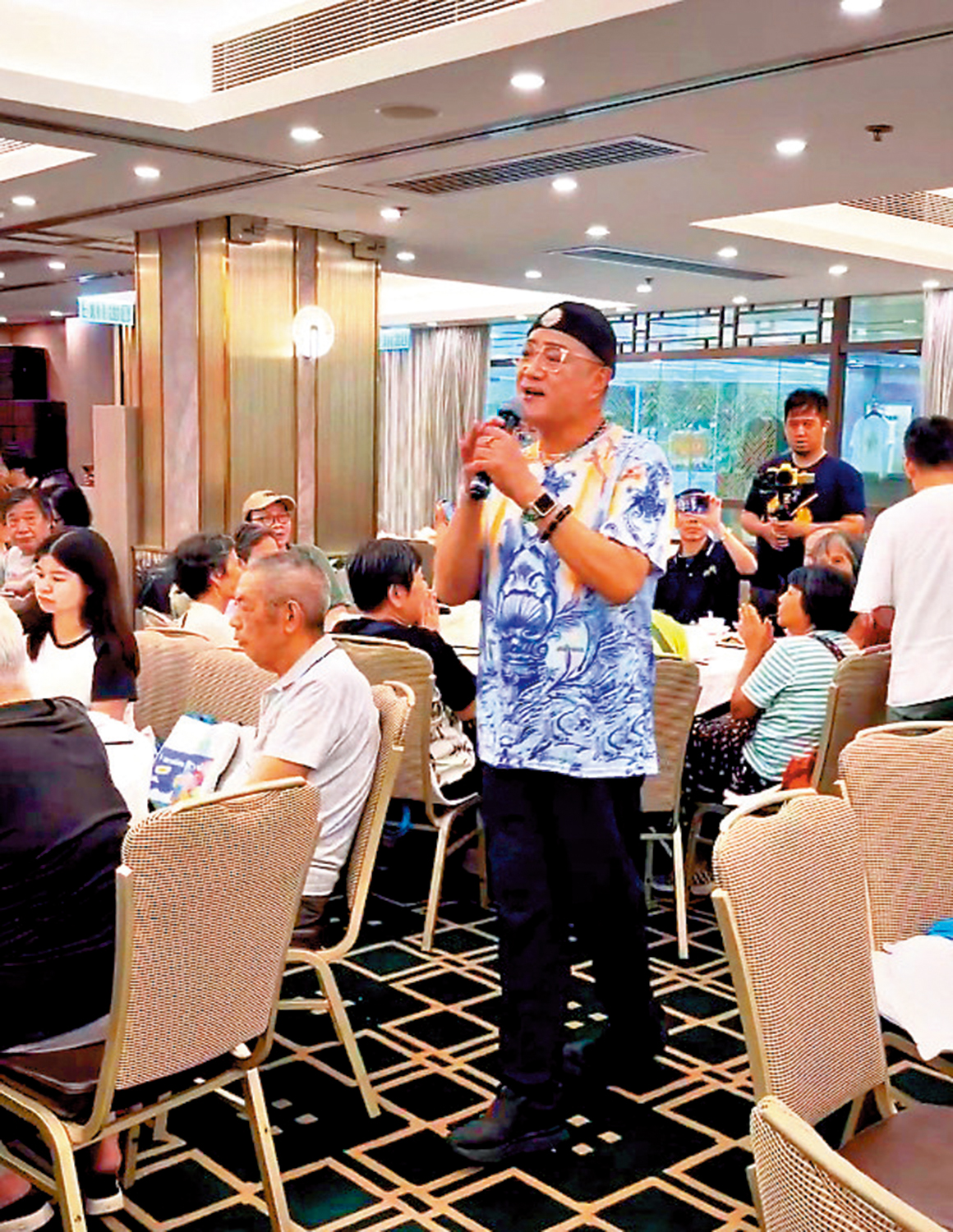 　　圖：藝人魯振順在酒樓演唱，大受食客歡迎。