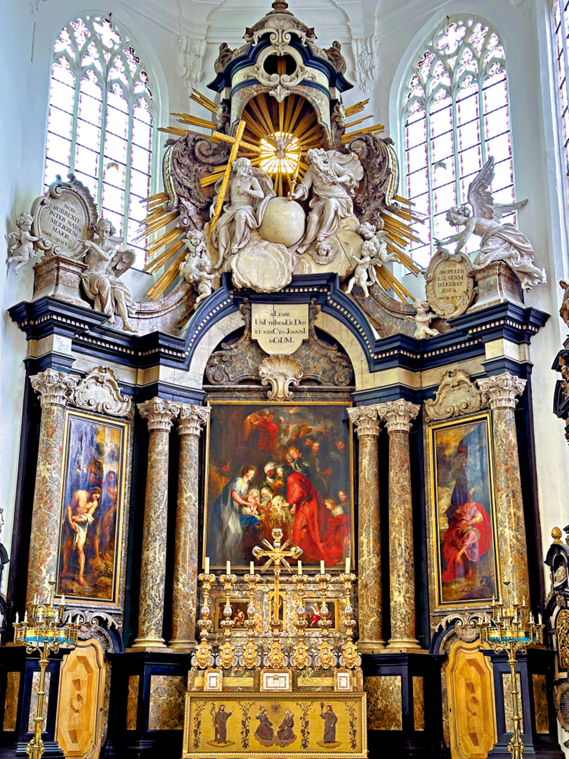 　　圖：比利時聖約翰教堂中的魯本斯三聯祭壇畫《三王來朝》。\作者供圖