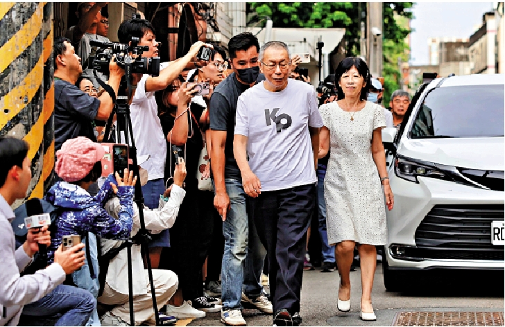 　　圖：柯文哲8日獲准保釋，與妻子一起離開法院。
