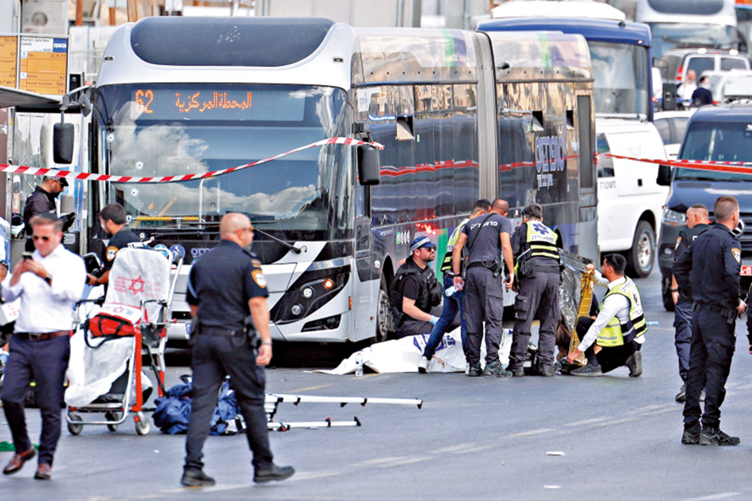 　　圖：以色列警察和急救人員在疑似槍擊事件發生的現場工作。\路透社