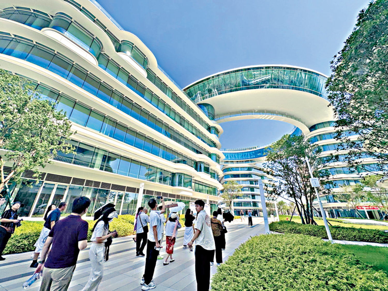 　　圖：大澤湖海歸小鎮是長沙打造全球研發中心城市的「三基地」之一，這裏為科研人員提供良好的工作環境。\大公報記者盧靜怡攝