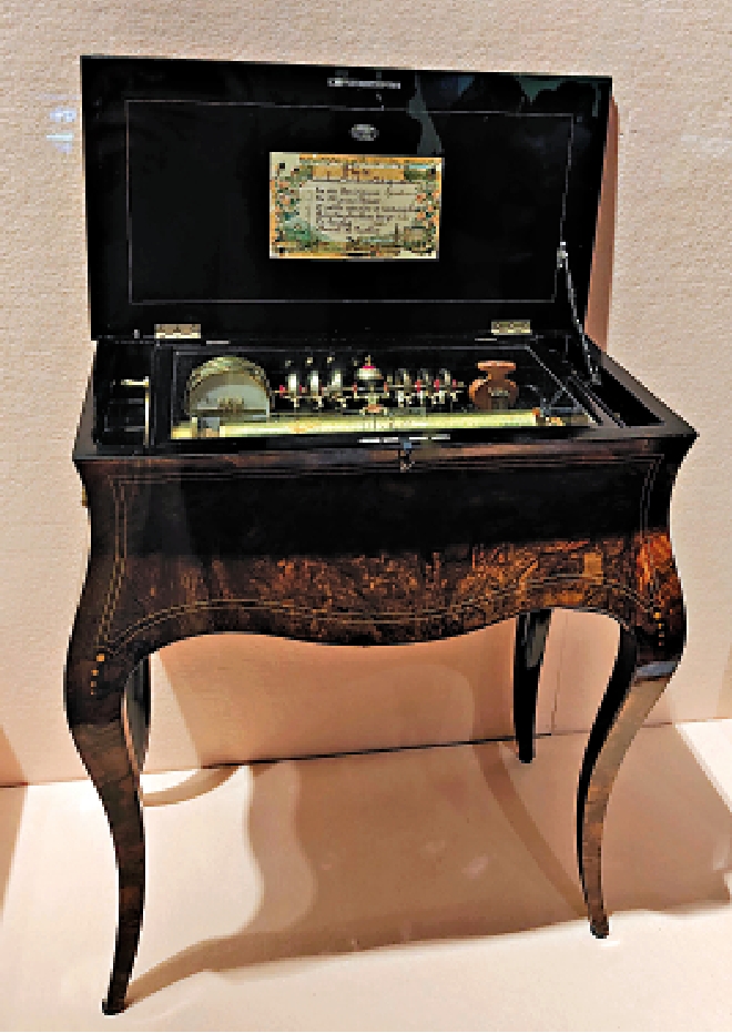 　　圖：19世紀末的Ami Rivenc Geneve牌圓筒落地式八音盒。