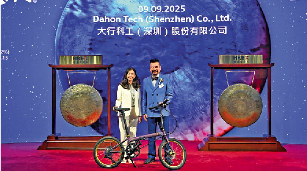 　　圖：韓德瑋（右）出席上市儀式時表示，未來將大力拓展歐美、中東、東南亞等海外市場。\中新社