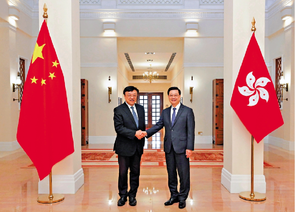 　　圖：行政長官李家超（右）昨日在禮賓府與海南省委書記馮飛（左）會面。