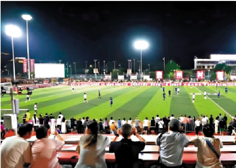 　　圖：台灣遊客在貴州榕江縣現場觀看「村超」。\網上圖片