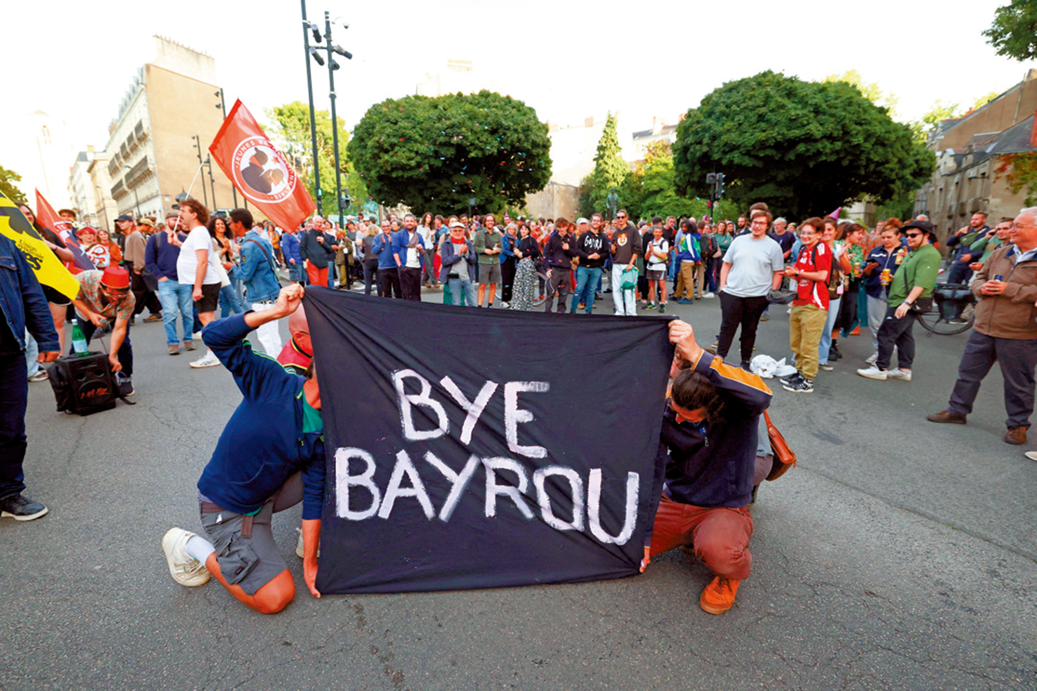 　　圖：示威者在法國南特市政廳前舉行「貝魯告別派對」抗議活動。\路透社