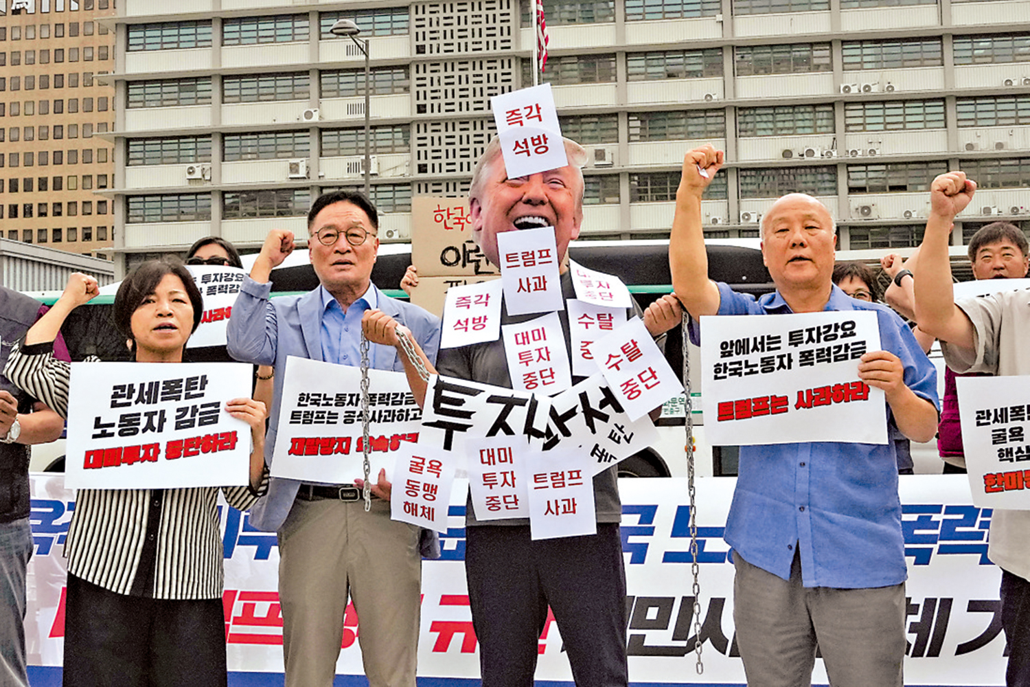 　　圖：韓國民眾9日在首爾抗議美國抓捕韓國工人。\美聯社