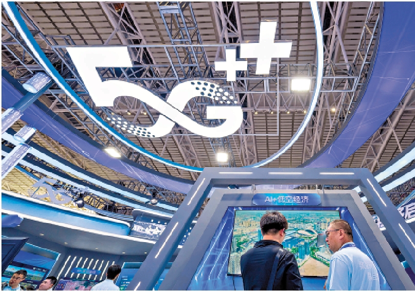 　　圖：在第三十四屆哈洽會上，中國移動工作人員在講解「AI+低空經濟」內容。/新華社