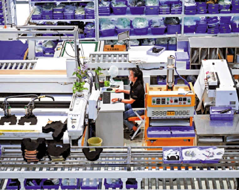 　　圖：工人在福建莆田雙馳科技定製工廠店的智能工廠作業。/新華社