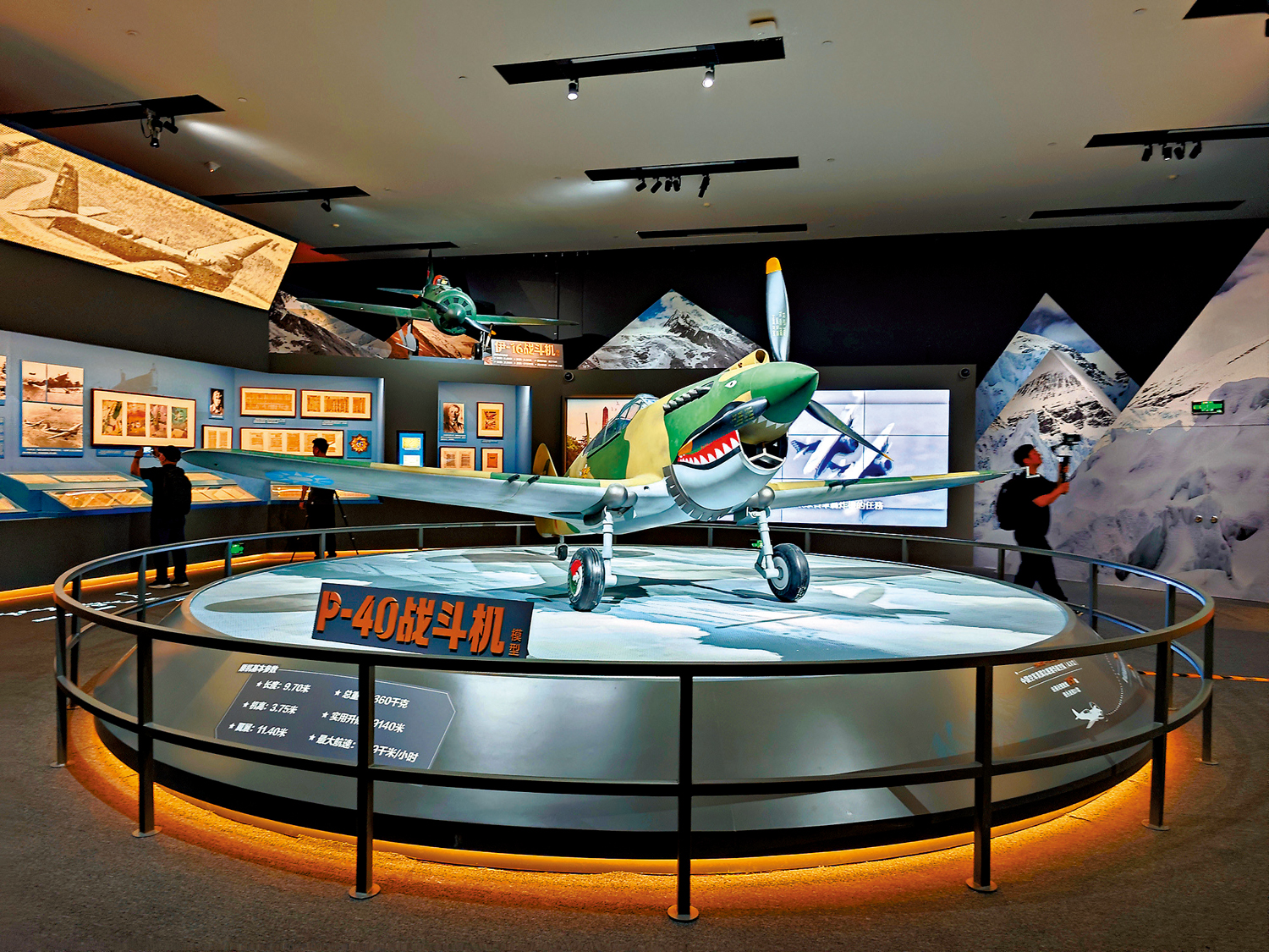 　　圖：「國際友人與中國抗戰─紀念中國人民抗日戰爭暨世界反法西斯戰爭勝利80周年」專題展9日在中國國家博物館開幕。圖為飛虎隊P-40戰鬥機模型。\大公報記者江鑫嫻攝