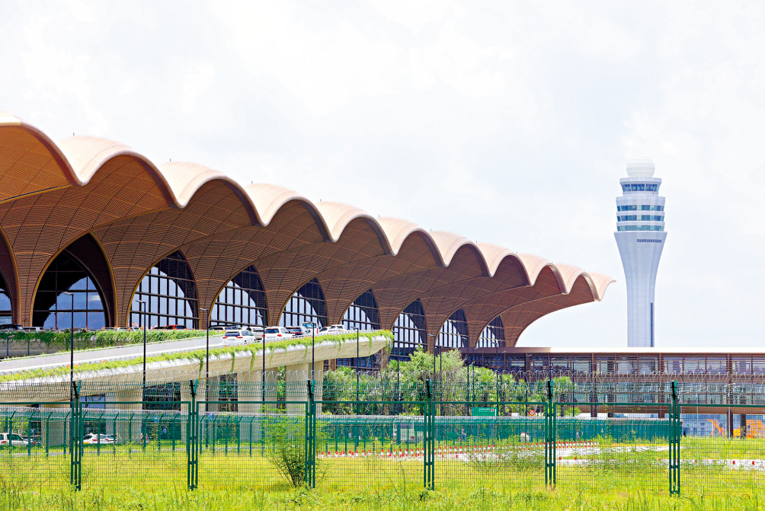 　　圖：位於柬埔寨幹丹省的德崇國際機場候機樓。\新華社