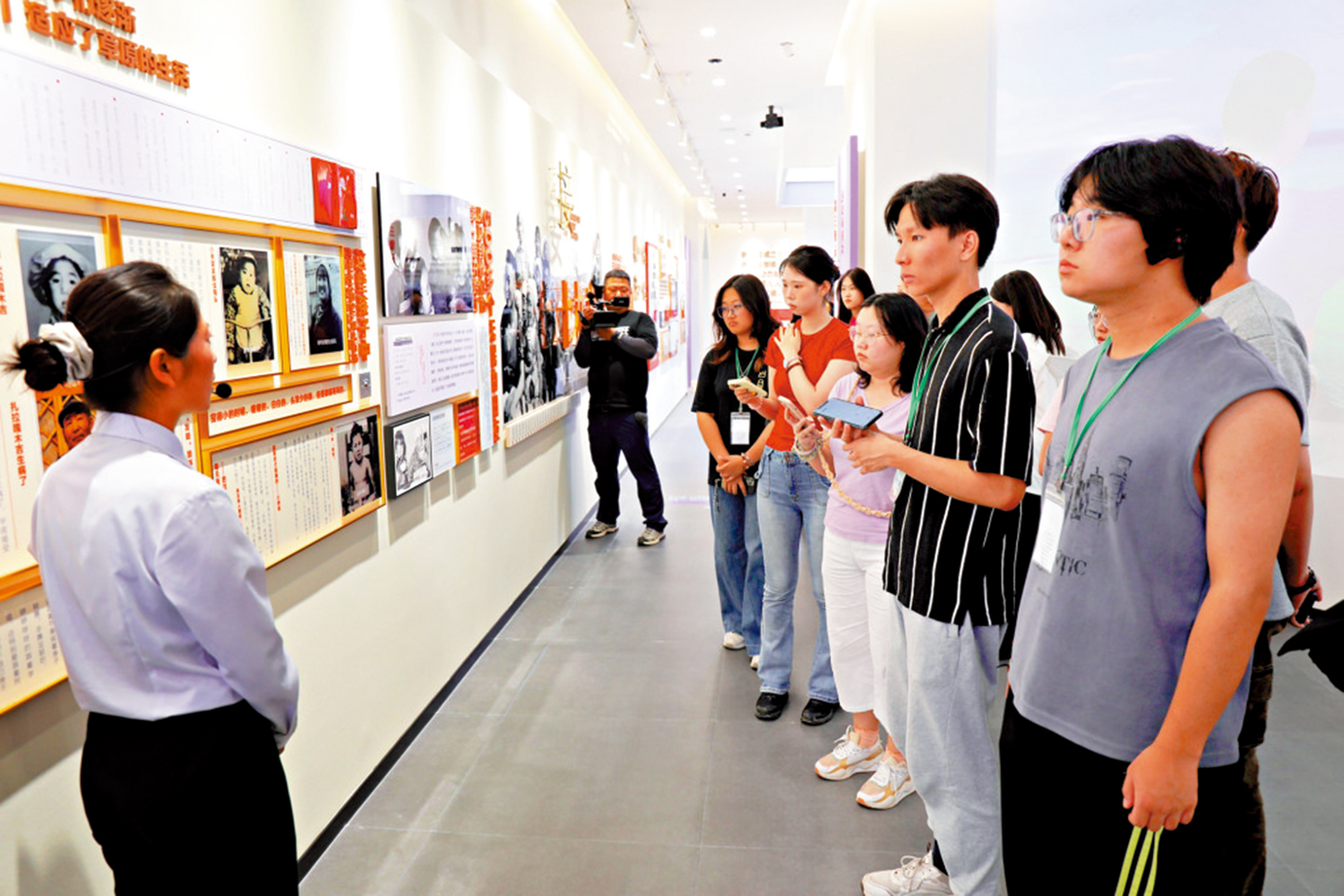 　　圖：蒙港學子聆聽講解員講述草原母親都貴瑪的感人故事，都貴瑪用生命守護孩子們的健康成長。