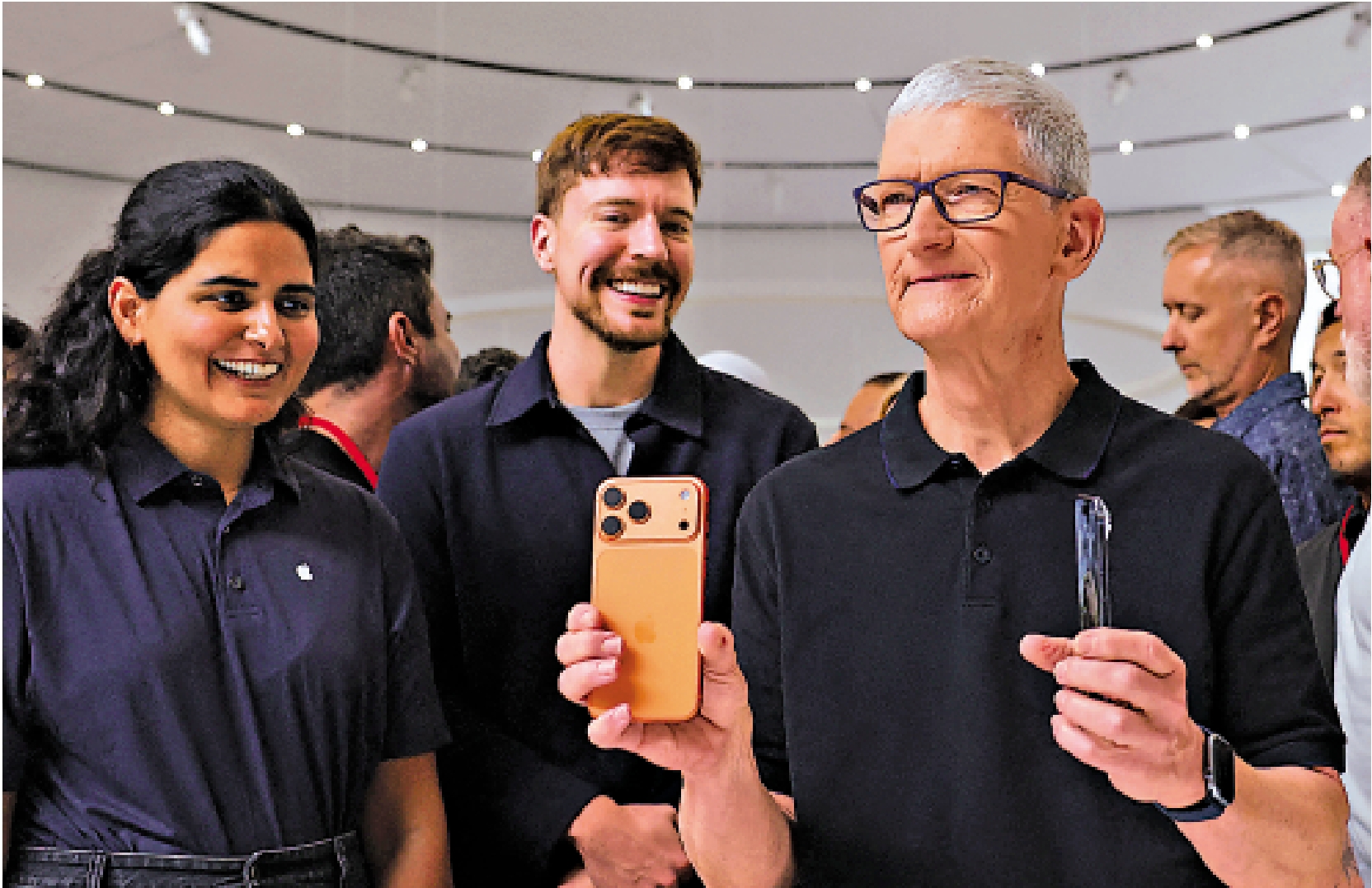 　　圖：蘋果CEO庫克10日在加州蘋果總部展示新款iPhone 17 Pro。\法新社