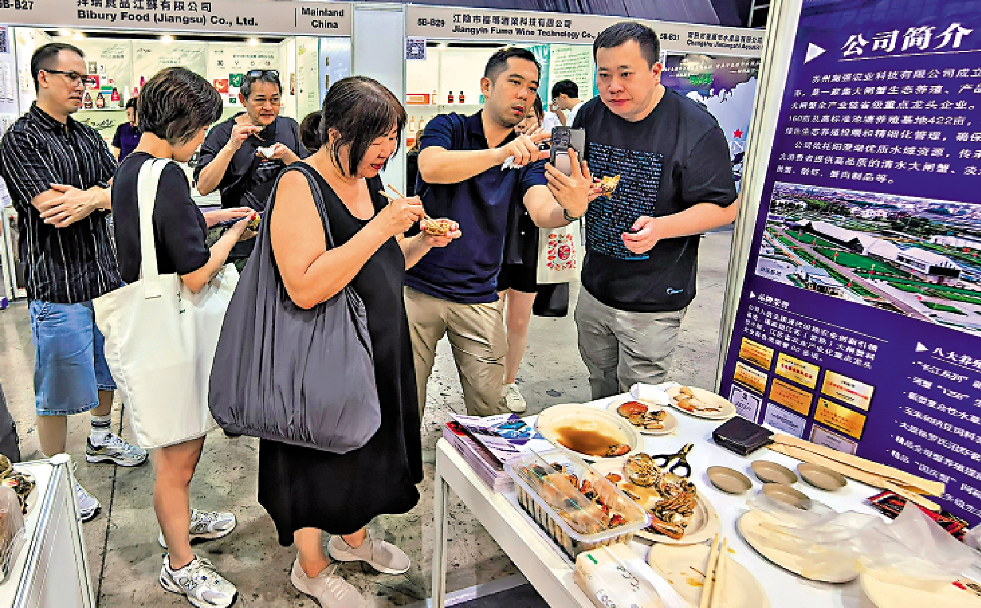 　　圖：在8月14日開幕的香港第35屆美食博覽展會上，陽澄湖大閘蟹吸引了大量客戶。/受訪者供圖