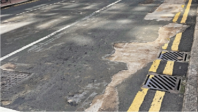 　　圖：皇后大道中近樂古道行車路面損毀。