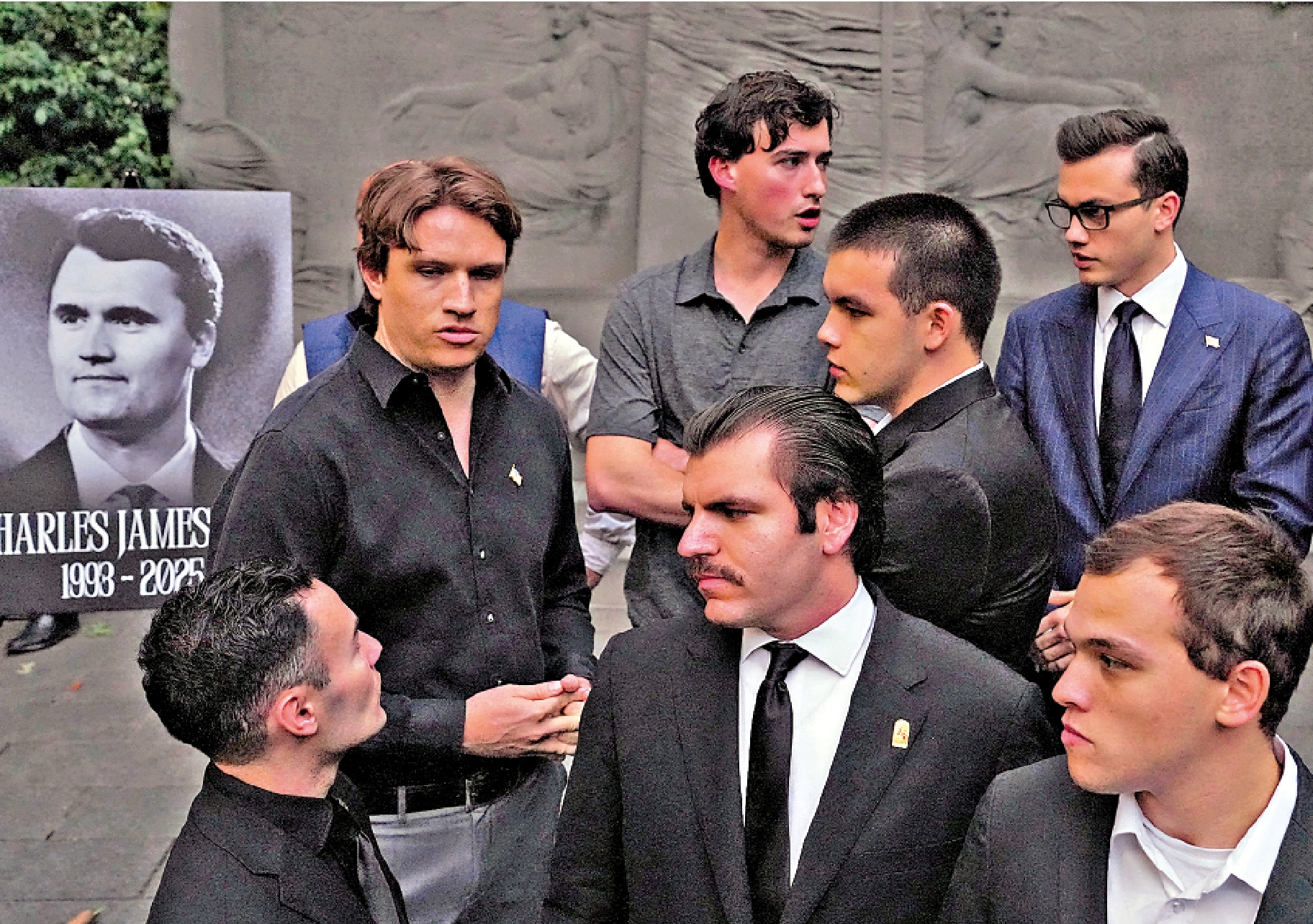 　　圖：柯克的支持者12日在紐約麥迪遜廣場公園舉行守夜活動。\路透社