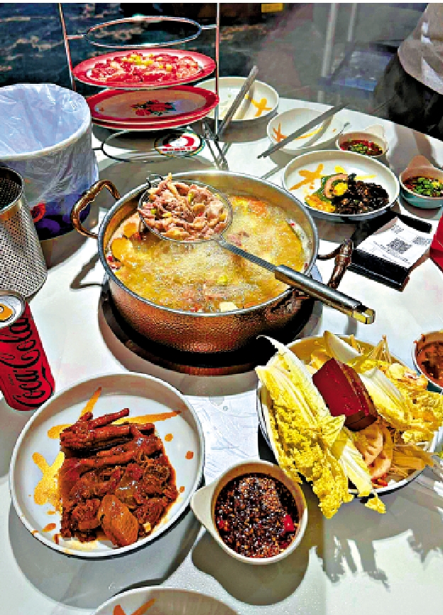 　　圖：旺角一間中式酒樓變身「中式放題店」，提供自助雞煲和魚煲，任選各式肉類、丸類、蔬菜、麵食，還有冷盤小菜等，飲品、雪糕任飲任食。
