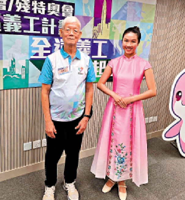 　　圖：陳嘉男（右）與葉先生是全運會義工。\大公報記者張銳攝