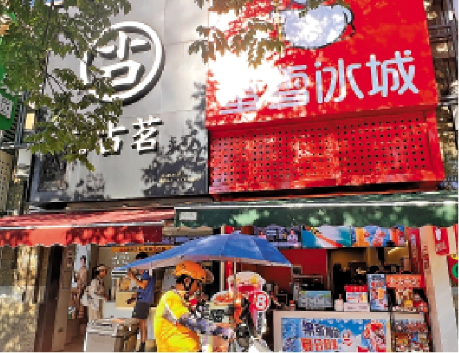 　　圖：兩家茶飲品牌店舖緊緊相鄰，行業競爭激烈。\大公報記者王莉攝