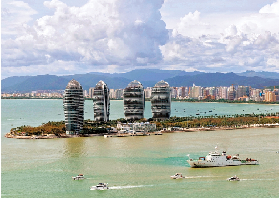 　　圖：近期，在海南多個口岸，一批智能查驗設備加緊安裝調試，為將來「無感通關」提供有力保障。圖為遊客在海南省三亞市乘遊艇出海遊玩。\新華社