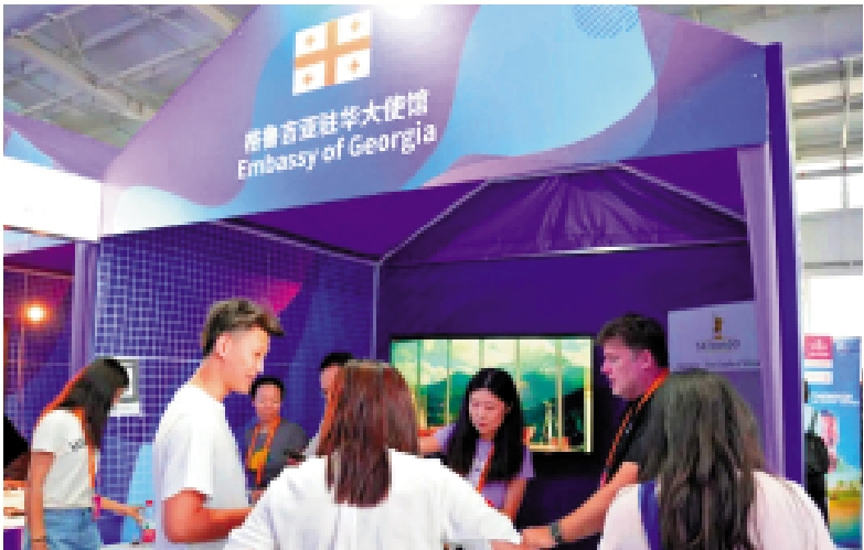 　　圖：在格魯吉亞展台前，參展商向現場觀眾推介特色產品。