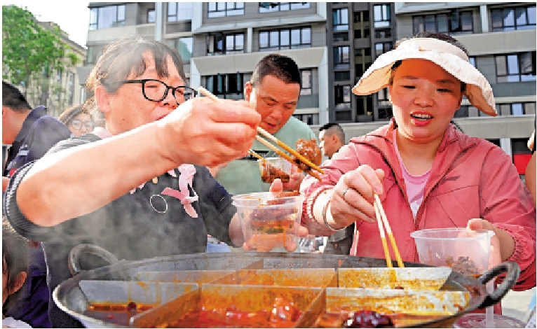 　　圖：重慶重點發展川菜、火鍋等為特色的預製菜。圖為4月23日，在重慶市江北區市民在品嘗火鍋。\新華社