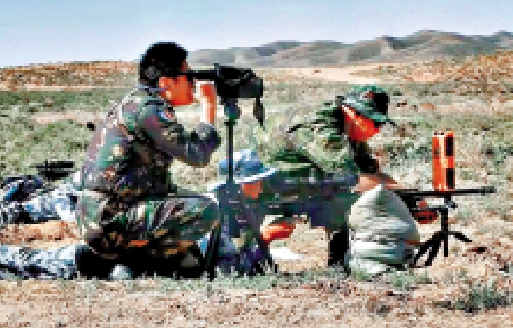 　　圖：工作人員在進行超遠程狙擊試驗。