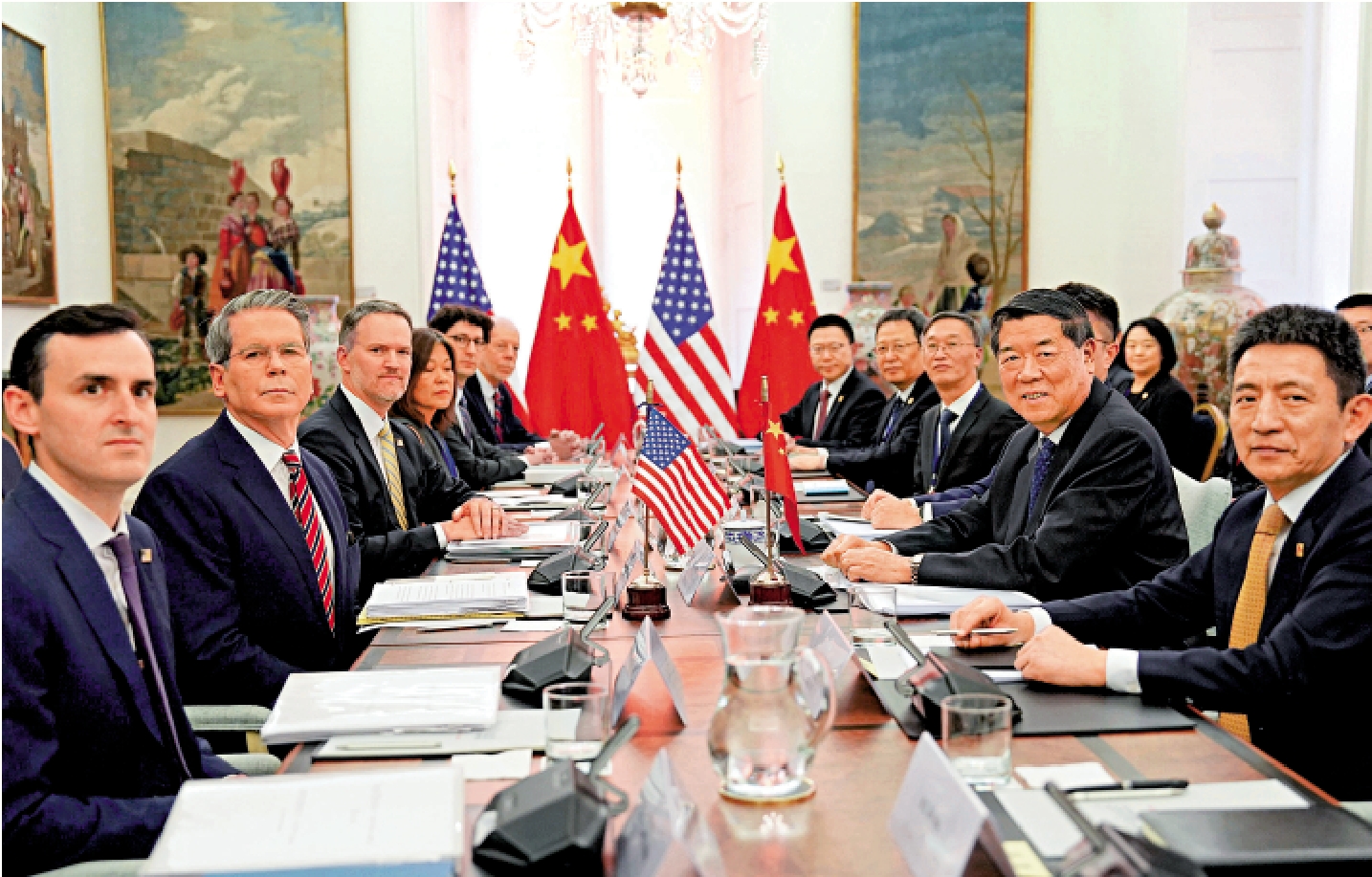 　　圖：當地時間9月15日，中美雙方在西班牙馬德里就有關經貿問題舉行的會談進入第二天。圖為9月14日雙方在進行會談。\新華社