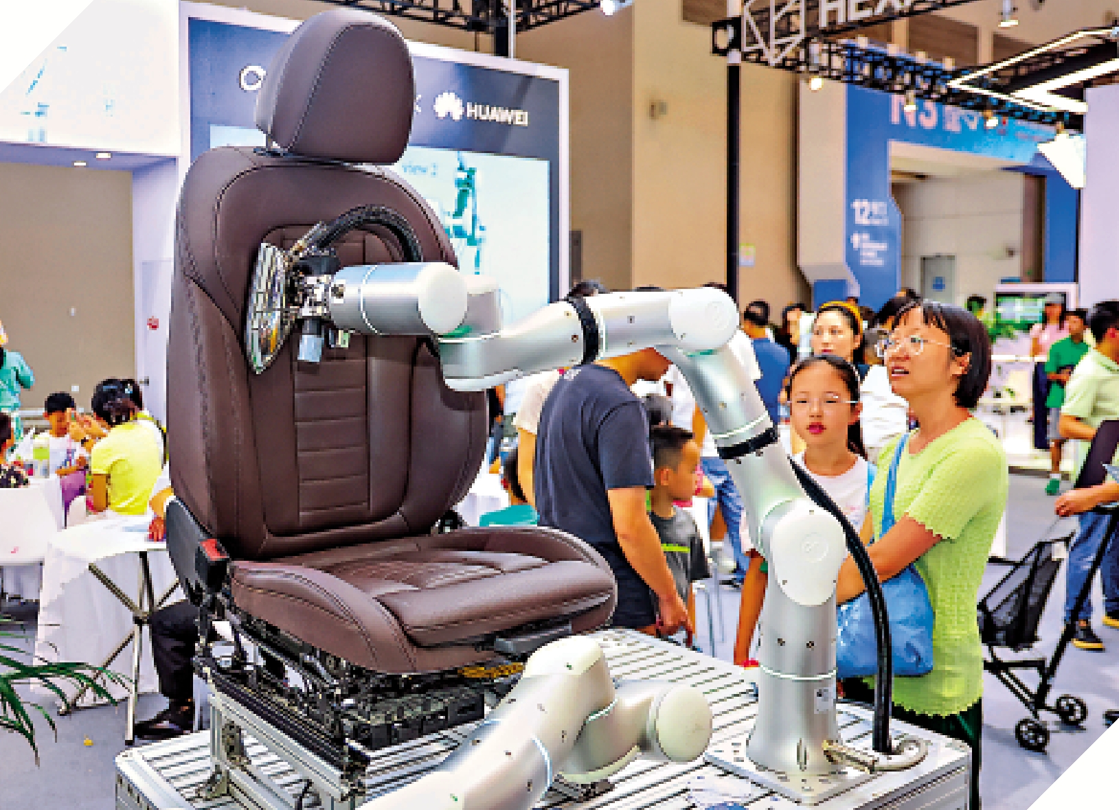 　　圖：中國人工智能蓬勃興起。圖為在重慶2025世界智能產業博覽會現場，汽車座椅熨燙機器人引起眾多消費者圍觀。\新華社