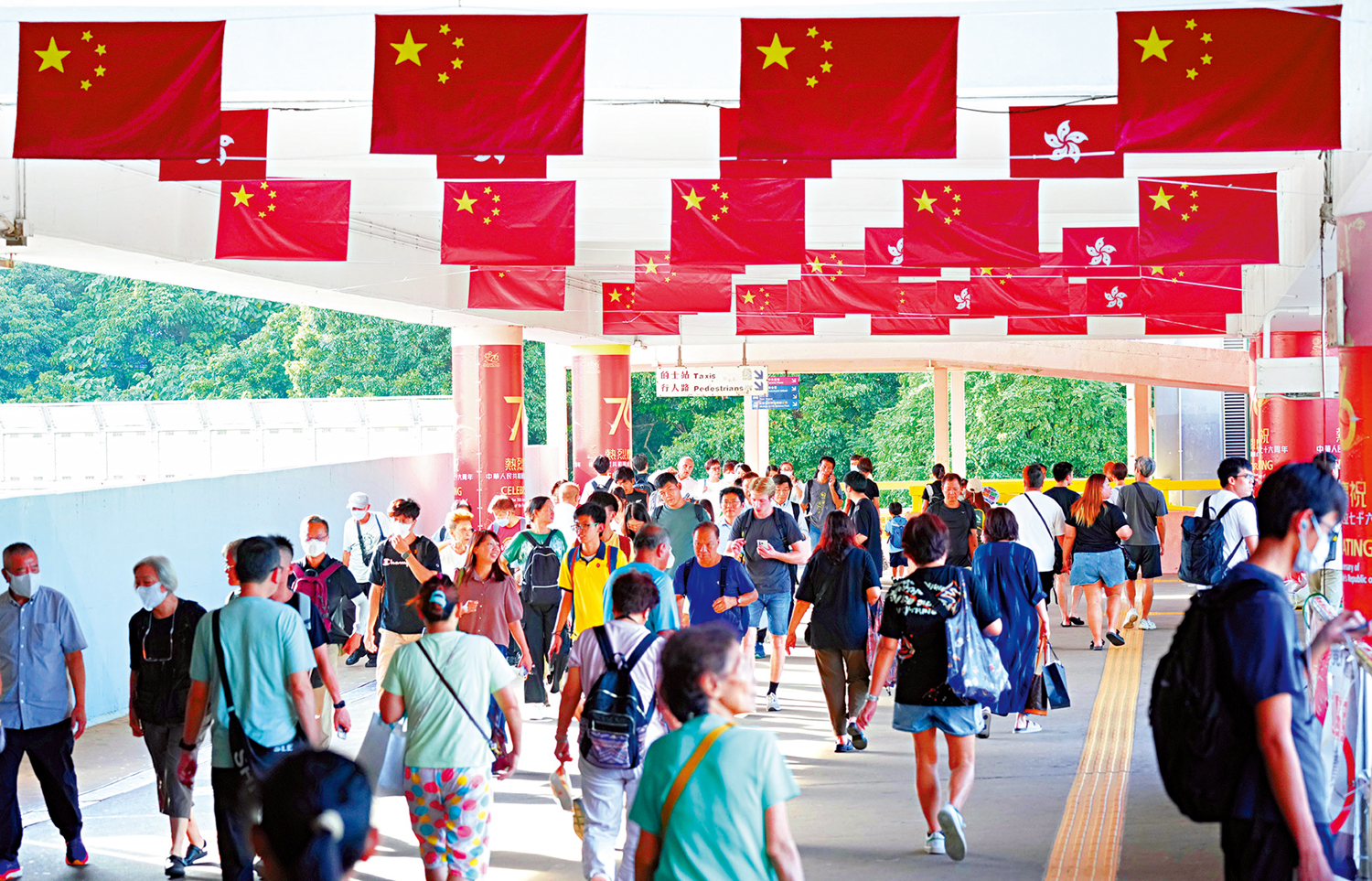 　　圖：國慶76周年臨近，市面一片旗海，氣氛濃厚。\大公報記者林良堅攝