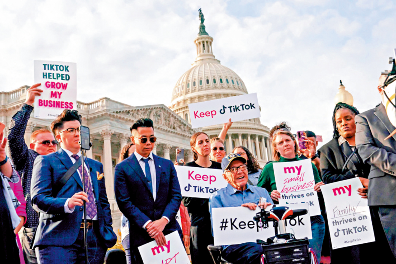 　　圖：TikTok的未來動向一直是中美談判焦點。圖為TikTok支持者在美國國會山莊外集會，要求美國政府讓TikTok在美國繼續運營。