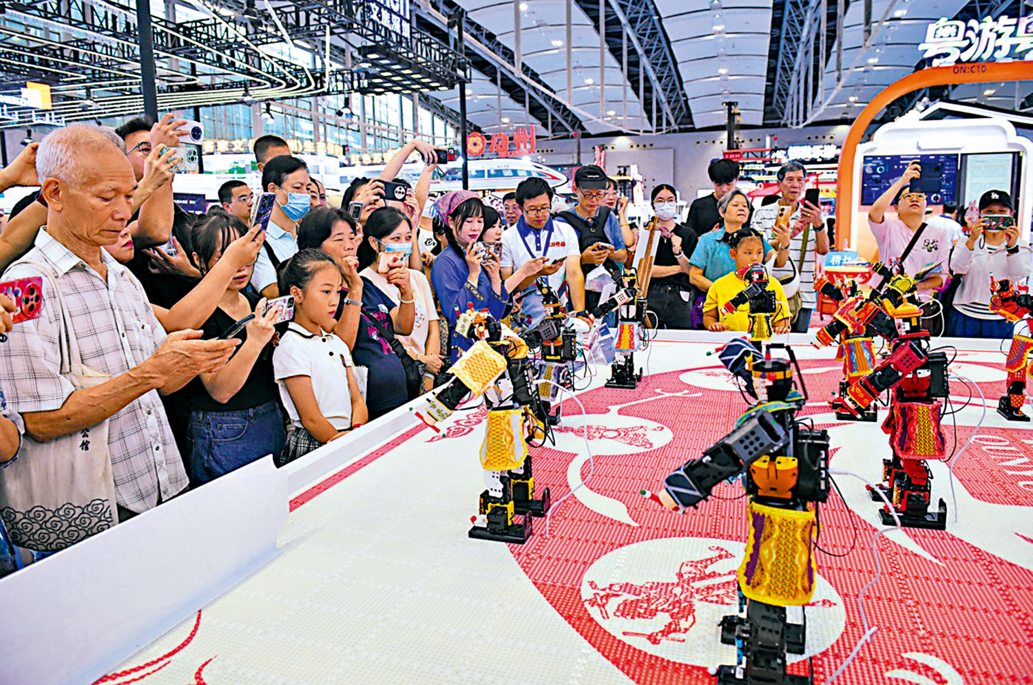 　　圖：9月13日，在2025廣東國際旅遊產業博覽會現場，機器人表演英歌舞。\新華社