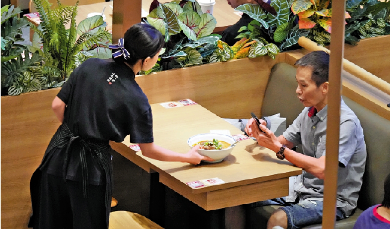 　　圖：政府即日起收緊申請輸入的外勞侍應生及初級廚師的要求。圖為侍應工作情況。/大公報記者何嘉駿攝