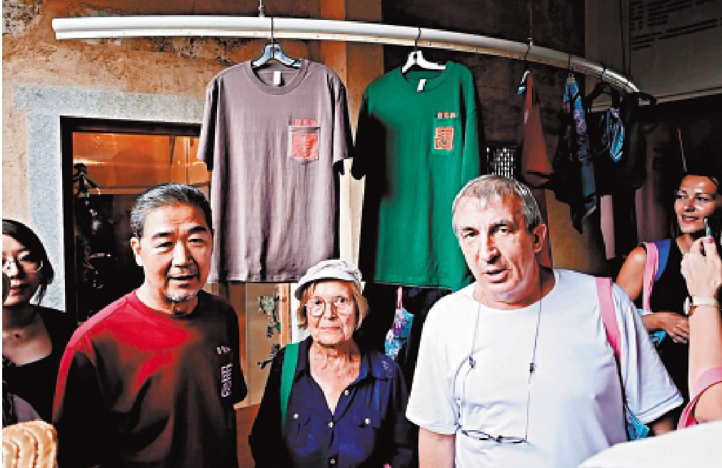 　　圖：張國立（左二）和俄羅斯藝術家們在坪山長守戲劇谷互動。/大公報記者李薇攝