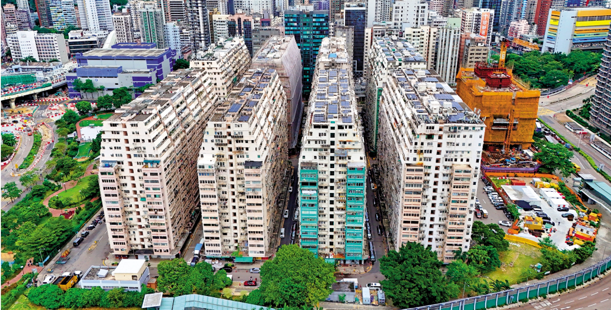 　　圖：為鼓勵市區推進重建工作，施政報告提出放寬地積比率轉移安排。圖為有待重建的佐敦文華新村（八文樓）。\大公報記者蔡文豪攝