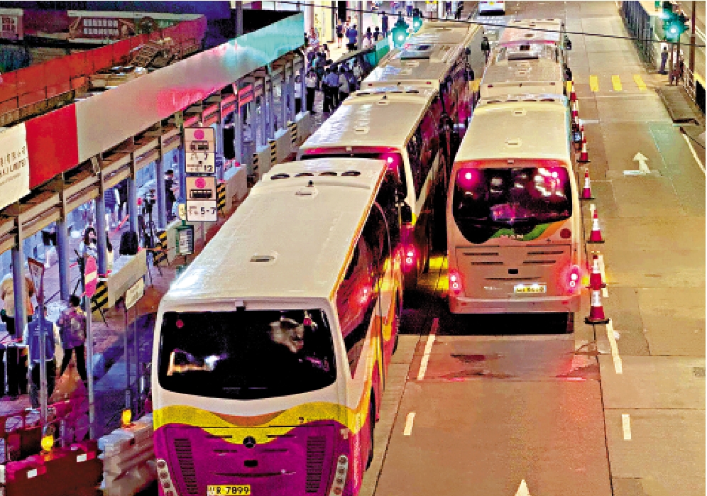 　　圖：現場封路，多部旅遊巴運載居民撤離。\大公文匯全媒體記者梁譯尹攝