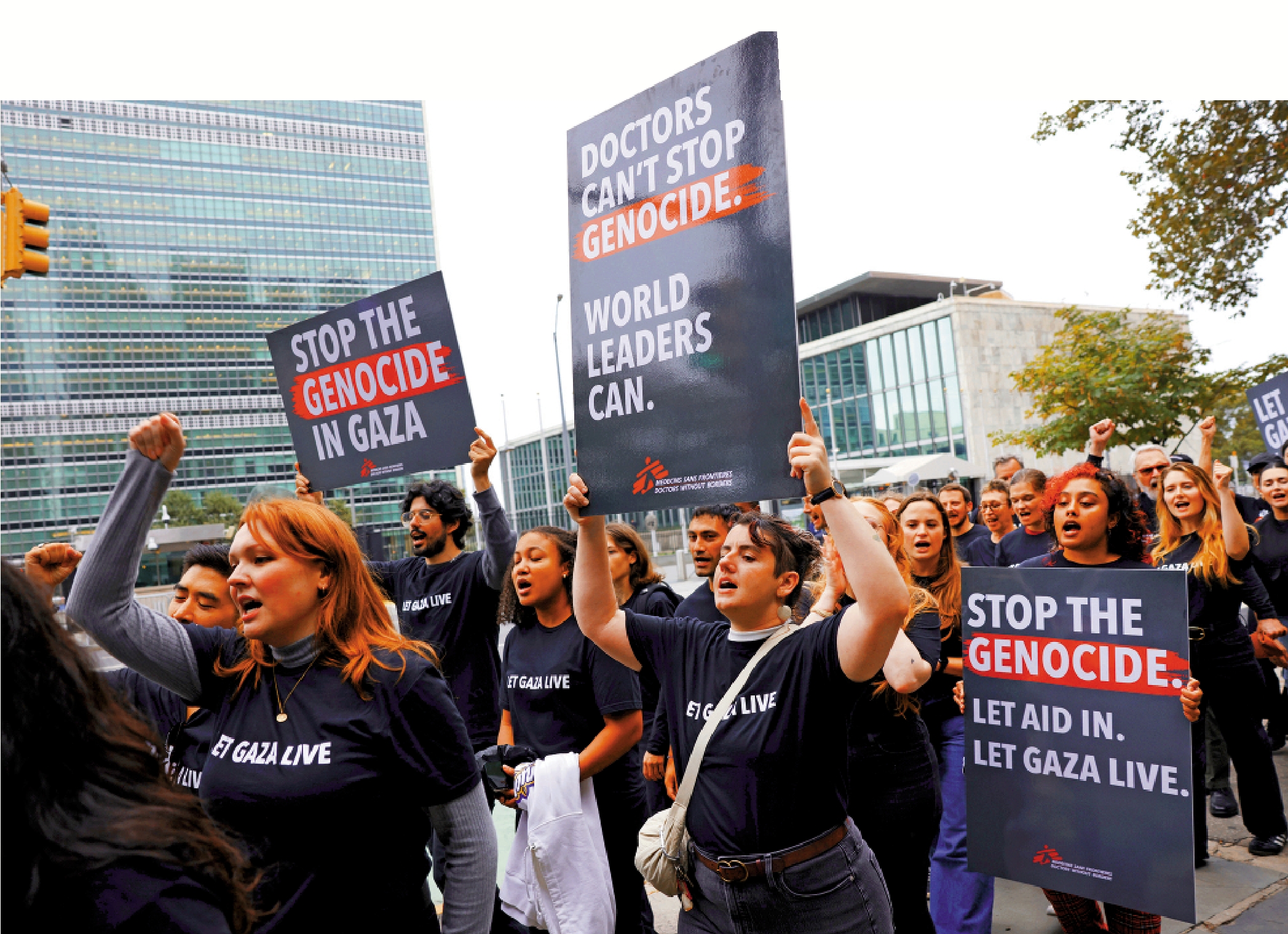 　　圖：醫護人員和援助工作者17日在紐約示威，呼籲加沙停火。\美聯社