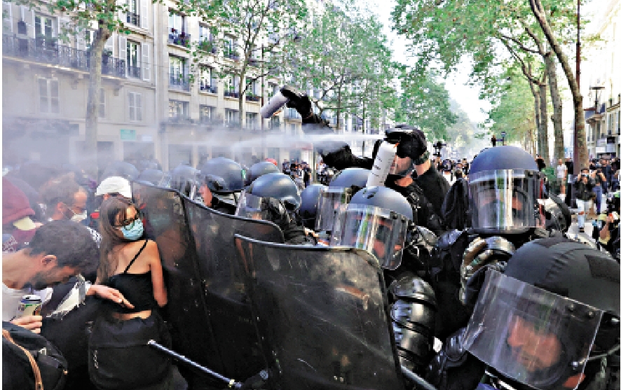 　　圖：法國警方18日在巴黎與示威者發生衝突。\路透社