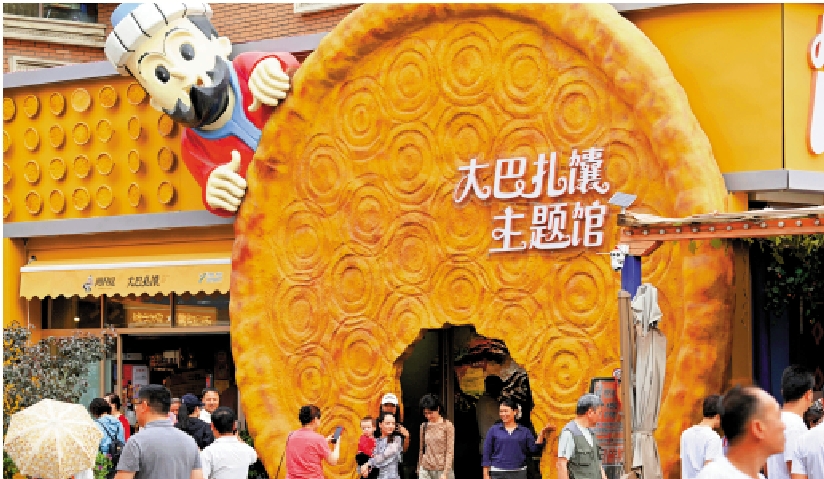 　　圖：遊客在烏魯木齊大巴扎主題館參觀遊覽。\新華社