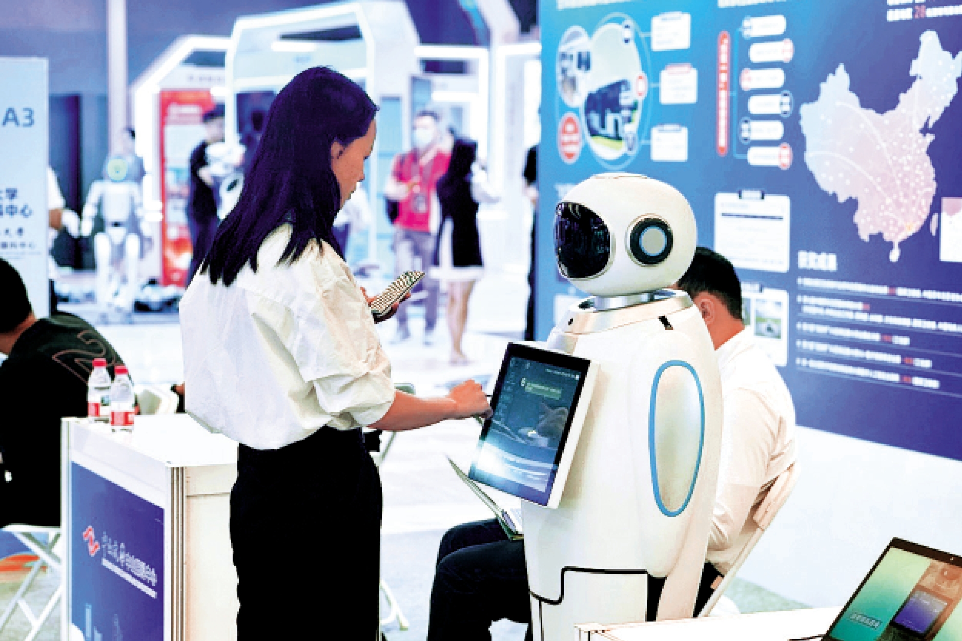 　　圖：廣東省人工智能與機器人產業創新產品與服務發布會活動設置展示推介區，集中展示最新成果與前沿實踐。