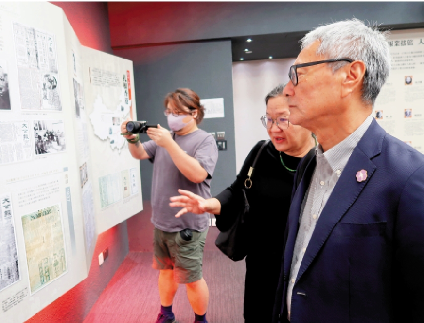 　　圖：18日，加登英成參觀大文集團報史館。\大公報記者陳旻攝