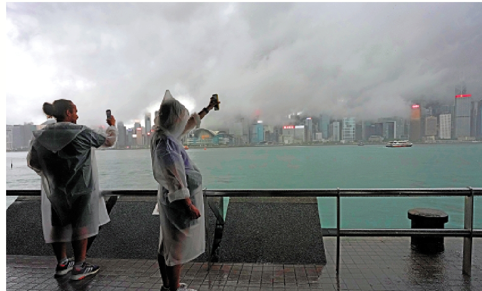 　　圖：政府呼籲市民，風暴期間切勿冒險「追風逐浪」，以免發生危險。\大公報記者林良堅攝