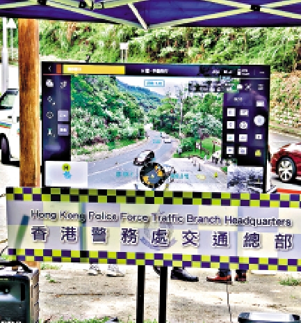 　　圖：政府將於今年內把「無人機警政」擴展至長洲分區和中區警區。圖為警方早前在石澳道使用無人機在高空定點蒐證。
