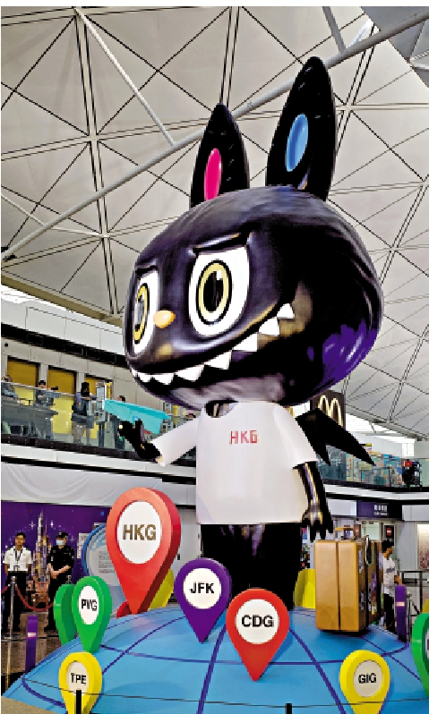 　　圖：香港國際機場離境大堂展出全球最大的Labubu裝置。