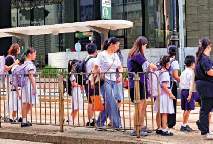 　　圖：教育局宣布，全港學校今明兩日全面停課，城巴常規學校路線及部分路線學校班次亦會暫停。
