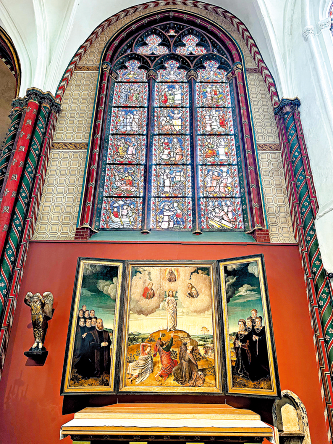 　　圖：三聯畫的中間主畫屏《基督在他泊山顯聖容》由傑拉德·大衛繪製。\作者供圖