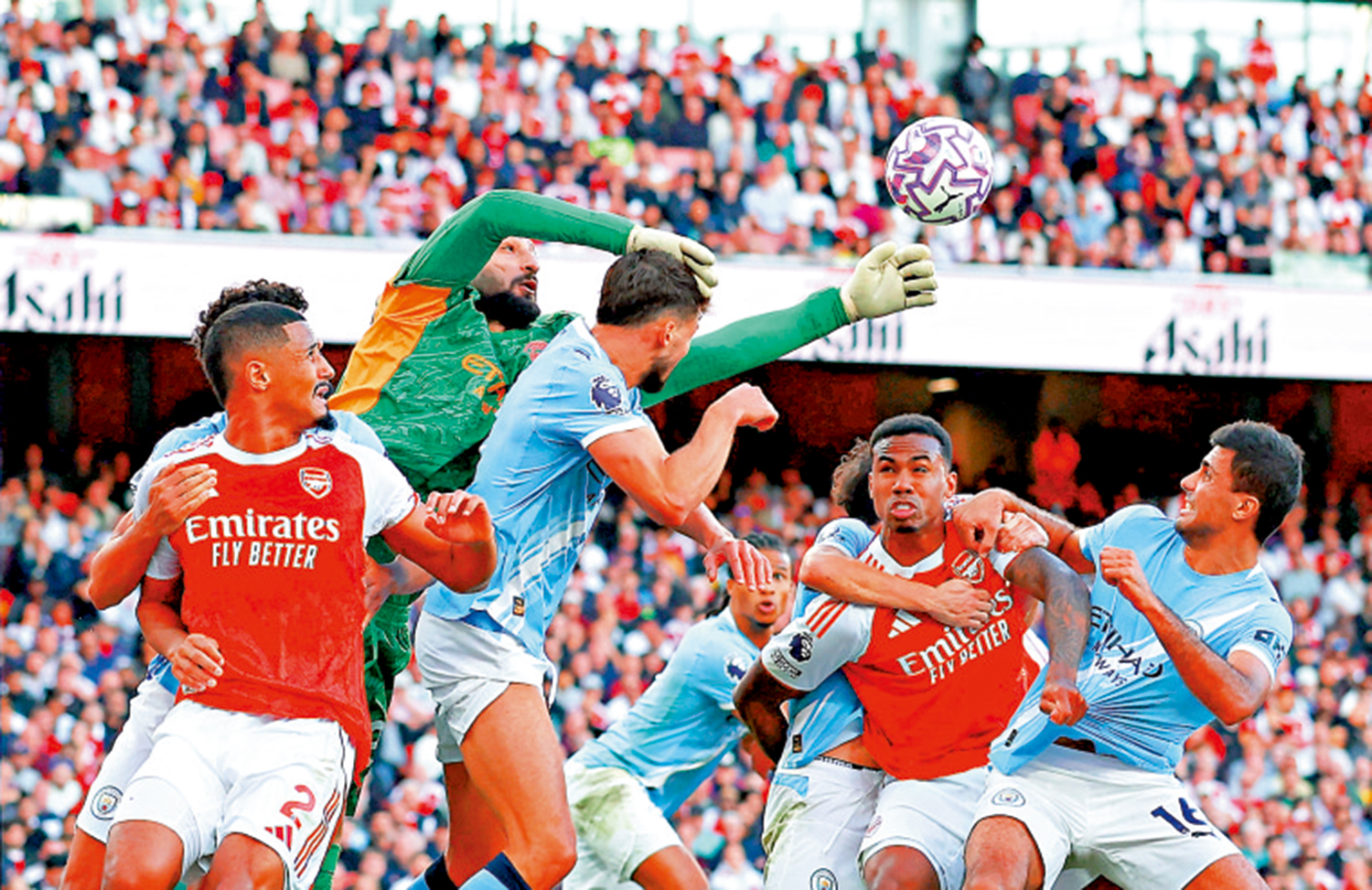 　　圖：曼城門將當拿隆馬（左三）將阿仙奴的攻勢化解。\路透社