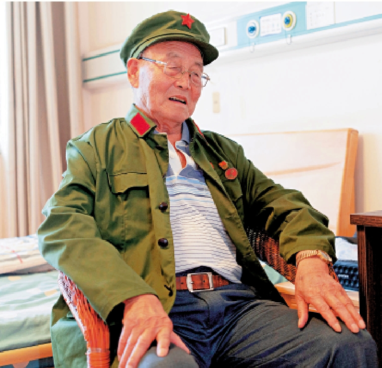 　　圖：首批儀仗兵蘇善峰講述參加國家迎賓任務的故事。\大公報記者胡卧龍攝