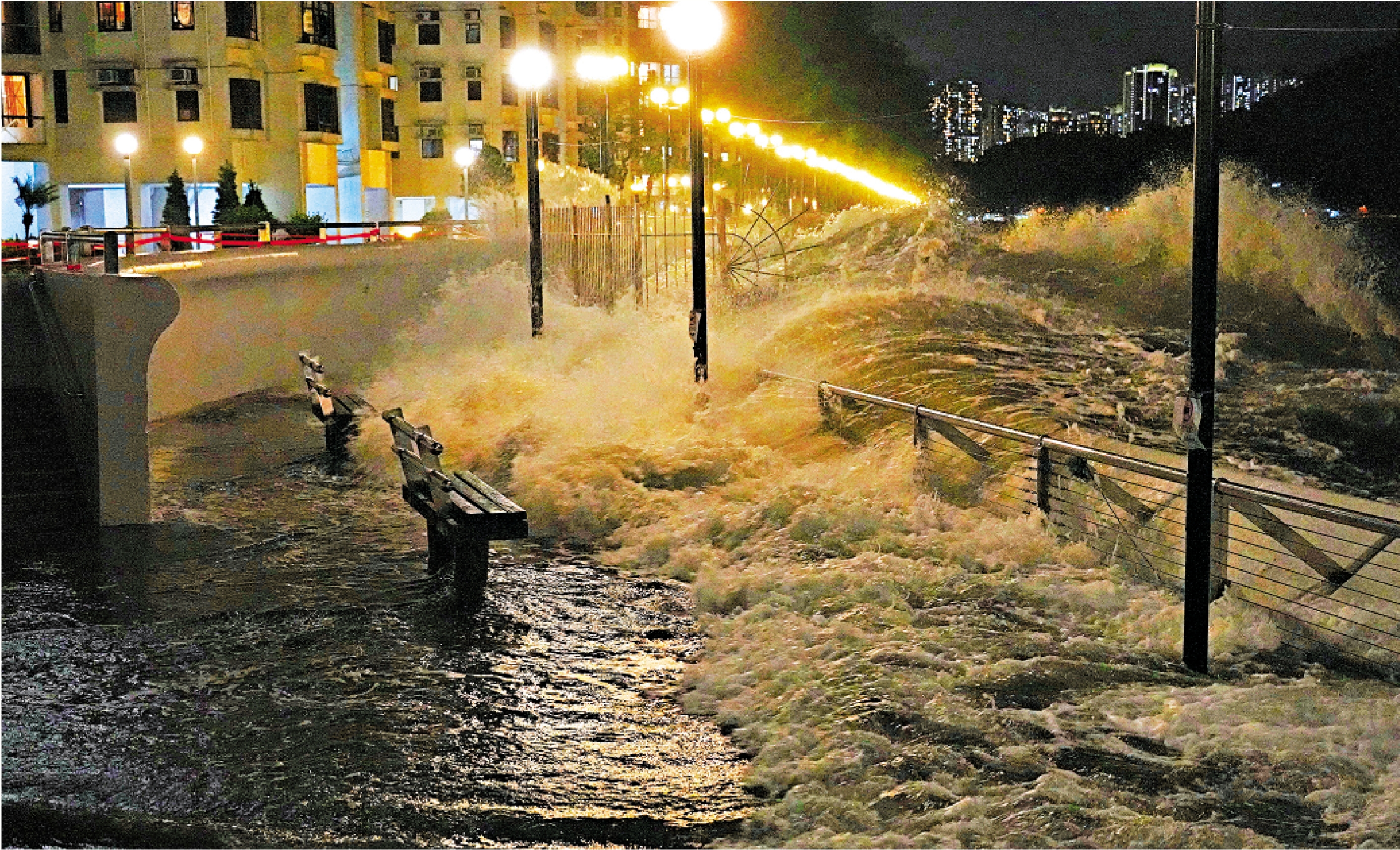 　　圖：昨晚杏花邨海邊巨浪拍岸非常駭人。\大公報記者林少權攝
