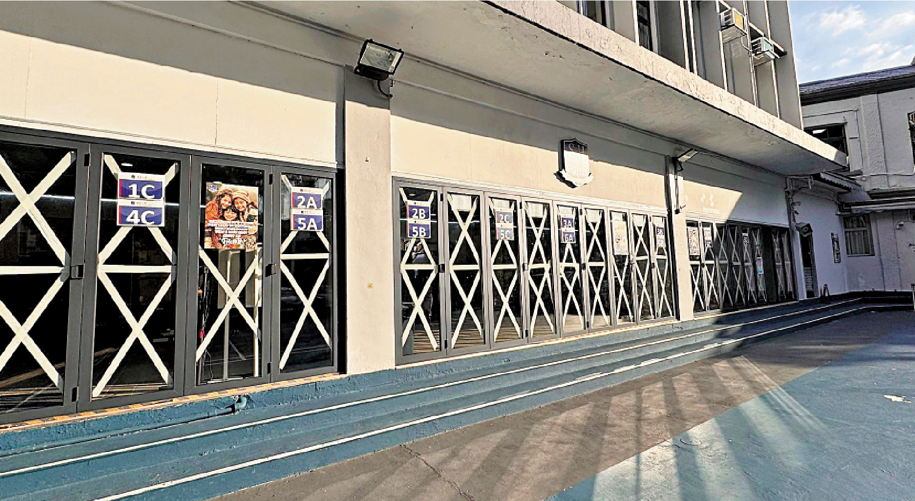 　　圖：德萃小學在颱風來臨前做足加固大型設施等防風措施，盡力確保周四能夠復課。